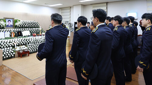 고 이재석 경사 빈소 조문하는 해경 동료들