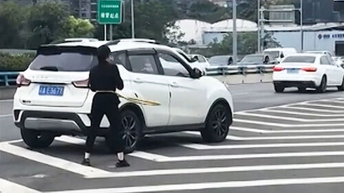 도로에 주차하더니 '휙휙'…웬 훌라후프?