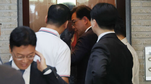 18일 국민의힘 송언석 원내대표가 압수수색을 막기 위해 서울 여의도 당사로 들어가고 있다.