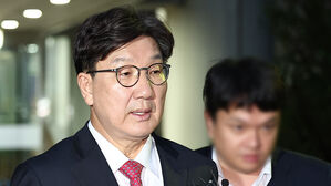 '1억 원 수수 혐의' 권성동 첫 재판, 11월 3일로 미뤄져