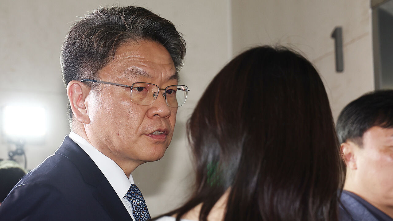 이시원 전 대통령실 공직기강비서관이 피의자 조사를 받기 위해 2일 서울 서초구 순직해병특별검사팀으로 출석하며 취재진 질문에 답하고 있다. (사진=연합뉴스)