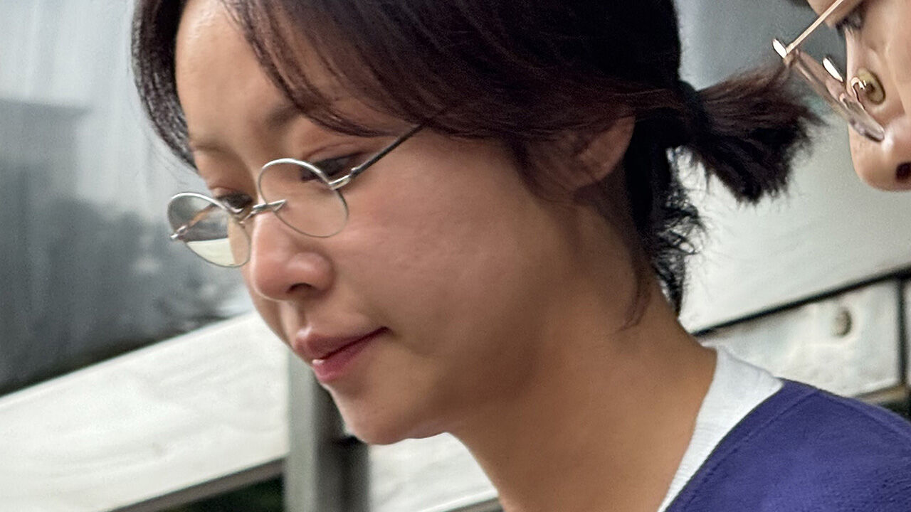 특정경제범죄가중처벌 등에 관한 법률 위반(횡령) 혐의로 기소된 배우 황정음이 25일 집행유예를 선고받고 제주지방법원을 나오고 있다. (사진=연합뉴스)