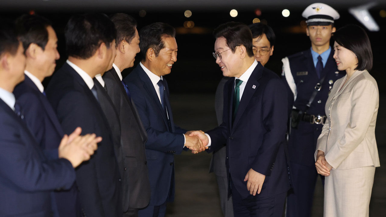 미국 방문 일정을 마치고 귀국한 이재명 대통령이 26일 성남 서울공항에서 환영나온 더불어민주당 정청래 대표와 인사하고 있다. (사진=연합뉴스)