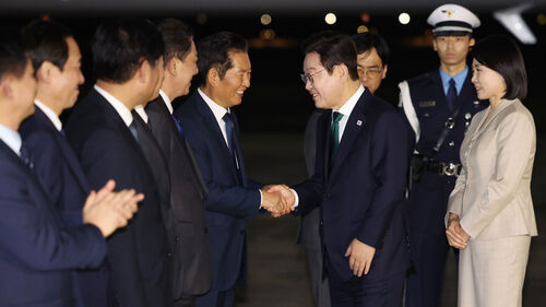 미국 방문 일정을 마치고 귀국한 이재명 대통령이 26일 성남 서울공항에서 환영나온 더불어민주당 정청래 대표와 인사하고 있다. (사진=연합뉴스)