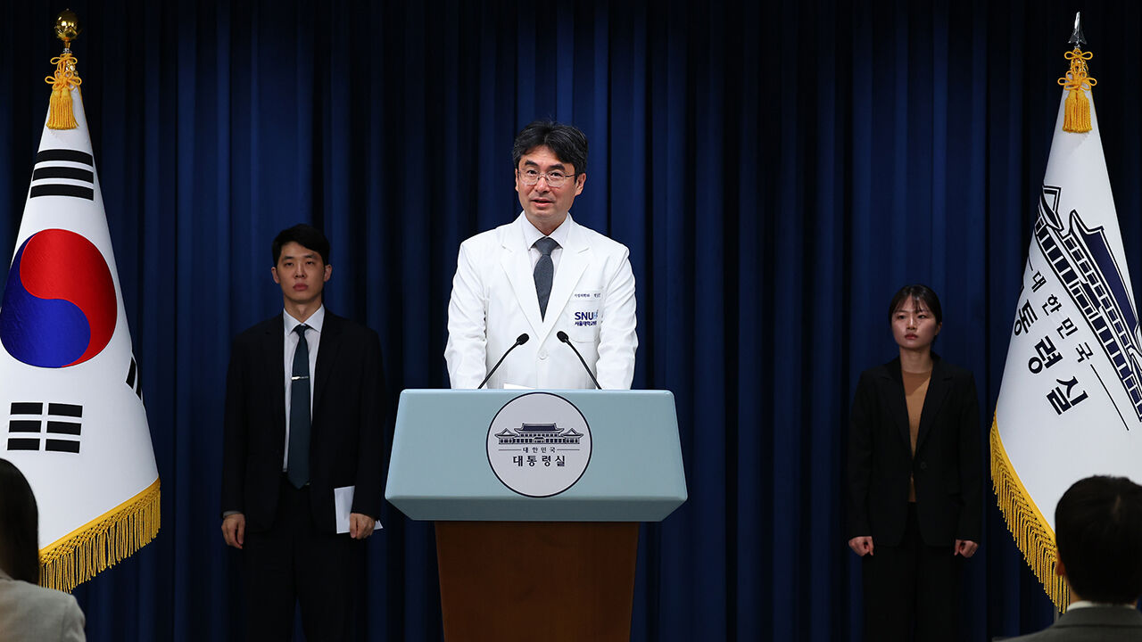이재명 대통령 주치의인 박상민 교수가 30일 용산 대통령실에서 영부인 관련 브리핑을 하고 있다.