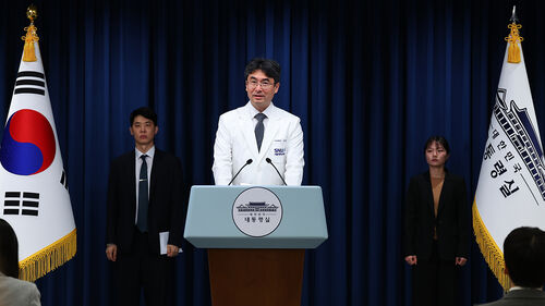 이재명 대통령 주치의인 박상민 교수가 30일 용산 대통령실에서 영부인 관련 브리핑을 하고 있다.