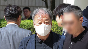 '세무조사 무마 뒷돈 수수' 윤우진 전 세무서장 실형 확정