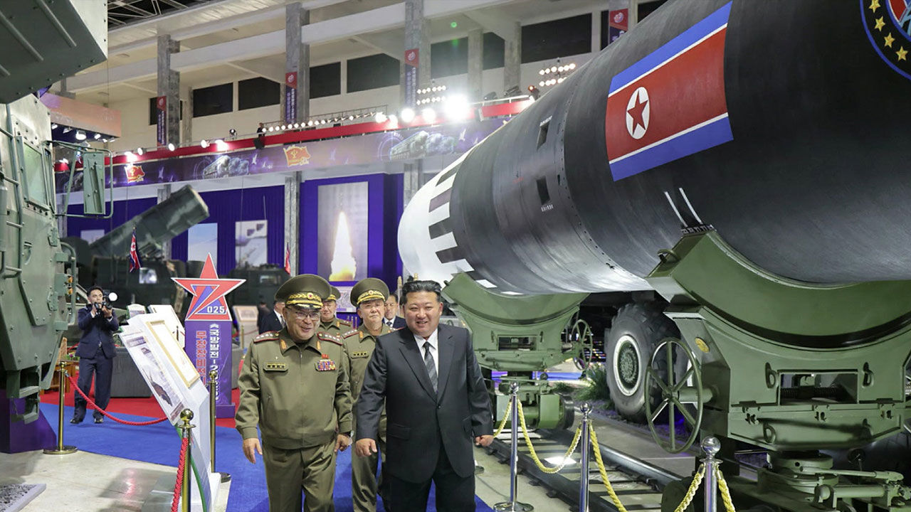 북한, 무기전시회 3년째 개최...신형 미사일 대거 공개
