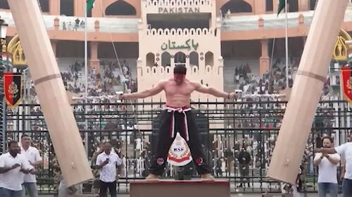 양손으로 261kg 기둥 붙잡고 버텨…'인도의 철인'