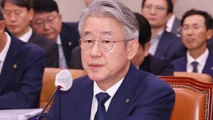 경찰, '억대 금품수수 혐의' 강호동 농협중앙회장 출국금지