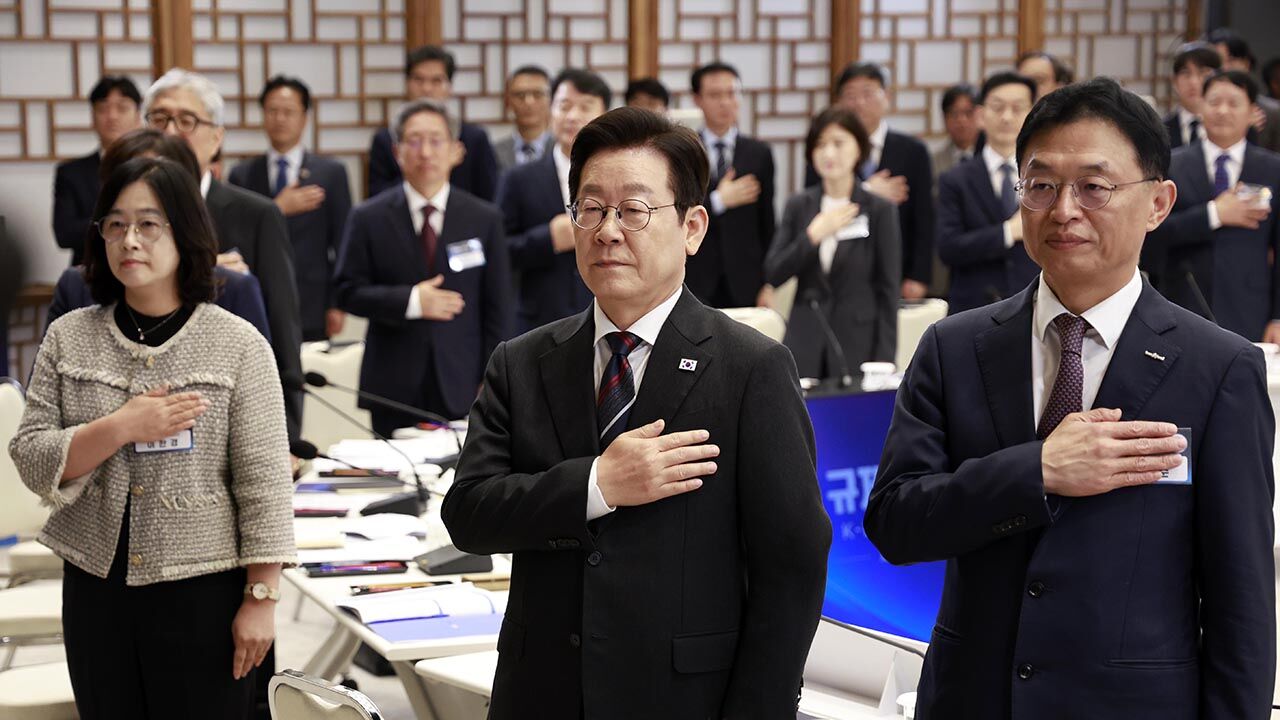 이재명 대통령이 16일 용산 대통령실에서 열린 제2차 핵심 규제 합리화 전략회의에서 참석자들과 국민의례를 하고 있다. (사진=연합뉴스)