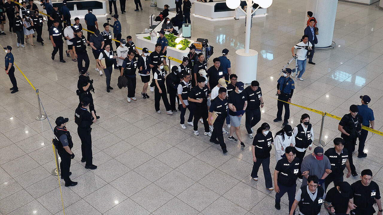 보이스피싱 범죄 등을 저지르고 필리핀 등으로 도망친 도피사범 49명이 9월 3일 인천국제공항 제1터미널을 통해 송환되고 있다. (사진=연합뉴스)