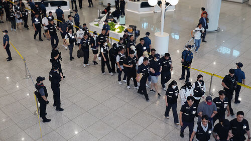 보이스피싱 범죄 등을 저지르고 필리핀 등으로 도망친 도피사범 49명이 9월 3일 인천국제공항 제1터미널을 통해 송환되고 있다. (사진=연합뉴스)