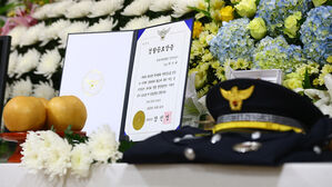 정년 코앞인데…"소변 마려워" 철길 뛰어든 10대 구하려다 사망