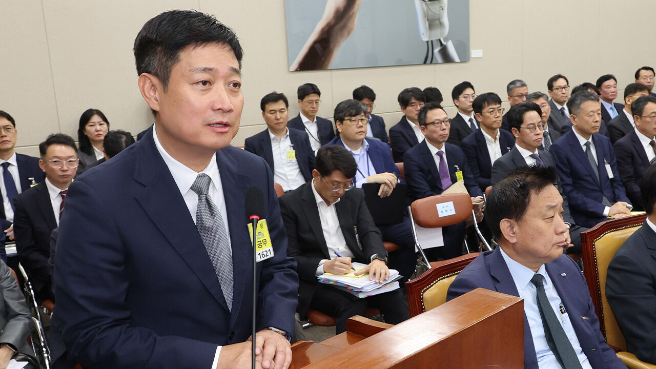 21일 국회 과학기술정보방송통신위원회에서 열린 정보통신기술(ICT) 분야 산하기관 국정감사에서 홍범식 LGU+ 대표이사가 해킹 사태와 관련한 위원 질의에 답하고 있다. (사진=연합뉴스)