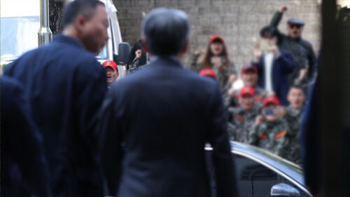 채상병 순직 및 수사 외압·은폐 의혹의 핵심 피의자인 이종섭 전 국방부 장관이 23일 구속 전 피의자심문을 마치고 서초동 서울중앙지법을 나서고 있다. (사진=연합뉴스)