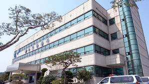 주차 불만에 새총으로 쇠구슬 '탕'…카페·차량 유리 부순 60대