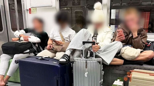 "불쾌" 분노 부른 사진…지하철 점령한 민폐 관광객