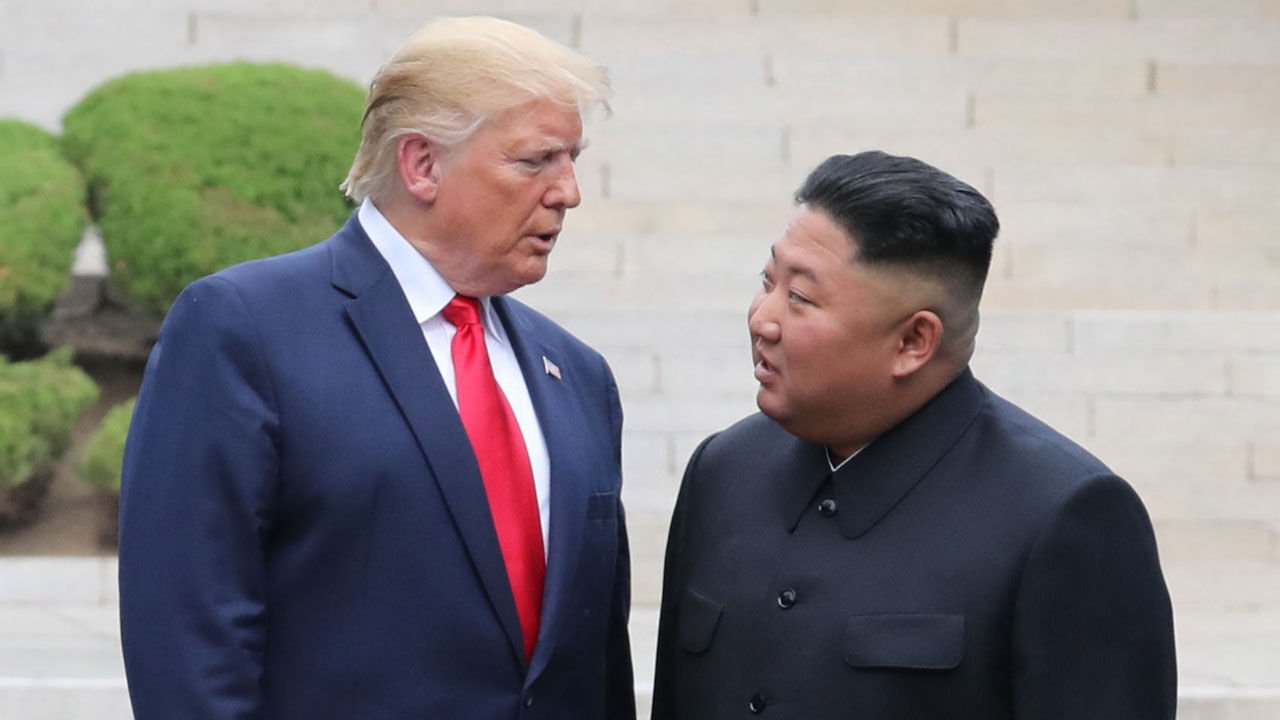 2019년 판문점 군사분계선 북측 지역에서 만나 인사한 뒤 남측 지역으로 이동하는 트럼프 대통령과 김정은 위원장. (사진=연합뉴스)