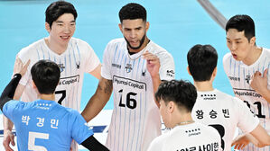 '레오 트리플크라운' 현대캐피탈, 삼성화재 제압…개막 2연승