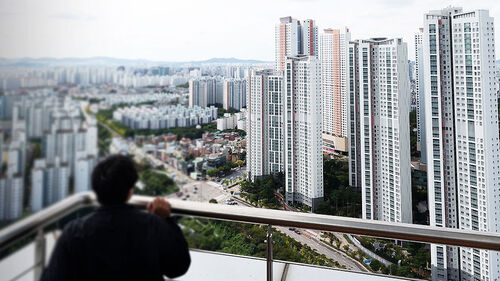 "전수조사 하자" vs "부동산 3인방도 사퇴해야"