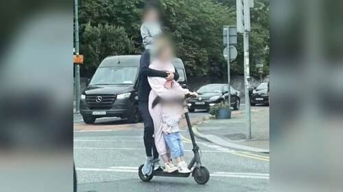 킥보드 1대에 4명이…어깨 올라타기까지 발칵