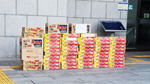 시청 앞 놓인 '수십 개' 상자들…"7년 째 계속" 기부자 정체