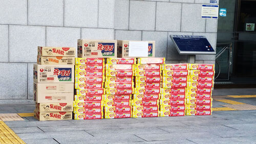 시청 앞 놓인 수십 개 상자들…"7년째 계속" 기부자 정체