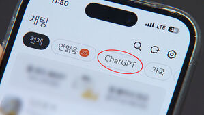 카톡 안에서 결제까지…'친구 탭' 역풍 잠재울까