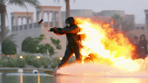 몸에 불붙인 채 웨이크보드 질주…세계 기록 성공 당시