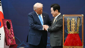 무궁화 훈장에 금관까지…'지극 정성' 선물 받은 트럼프 "당장"