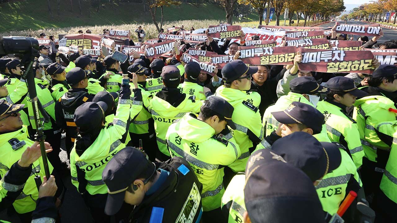 29일 오후 한미 정상회담이 열린 국립경주박물관 인근에서 도널드 트럼프 미국 대통령을 반대하는 기습 시위대가 경찰과 대치하고 있다. (사진=연합뉴스)