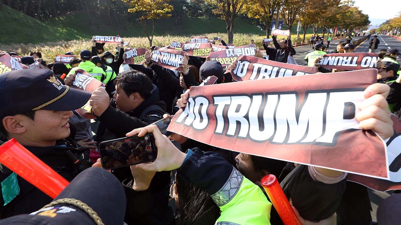 29일 오후 한미 정상회담이 열린 국립경주박물관 인근에서 도널드 트럼프 미국 대통령을 반대하는 기습 시위대가 경찰과 대치하고 있다.