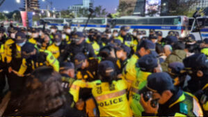 트럼프 묵는 호텔 주변서 '트럼프 반대' 기습 시위