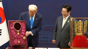 트럼프 위한 골드…대훈장·금관 받고 "당장 걸고 싶다"