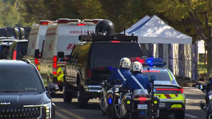 전용기 내려 주먹 불끈…경주서 '달리는 백악관' 탔다