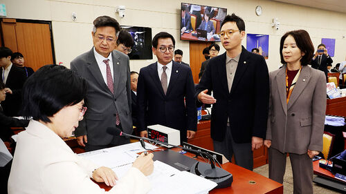 계속되는 최민희 축의금 논란…"사퇴하라" "반환했다"