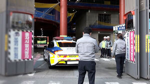 후진하던 굴착기에…공사 현장서 하청 노동자 참변