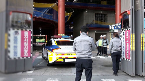 후진하던 굴착기에…공사 현장서 하청 노동자 참변