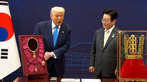 '맞춤형' 대훈장·금관에…"내 박물관 맨 앞줄 소장"