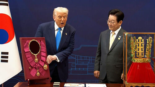 맞춤형 대훈장·금관에…"내 박물관 맨 앞줄 소장"