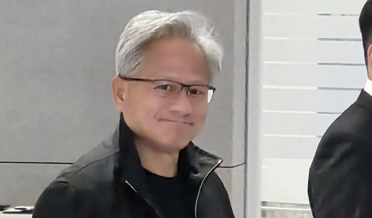 아시아태평양경제협력체(APEC) 정상회의를 계기로 방한하는 젠슨 황 엔비디아 최고경영자(CEO)가 30일 인천국제공항을 통해 입국하고 있다.