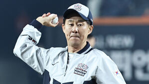 프로야구 PS 36경기 연속 매진…4차전 시구 개그맨 남희석