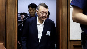 윤, 체포 방해 혐의 재판도 출석한다…김성훈 증인신문 예정