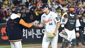 화근이 된 마무리 김서현 신뢰…'1승 3패' 벼랑에 몰린 한화