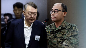 윤, 4달 만에 법정 출석…'핵심 증인' 곽종근 직접 신문