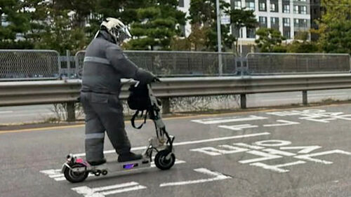 실화냐? 두 눈 의심…6차선 고속도로서 킥보드