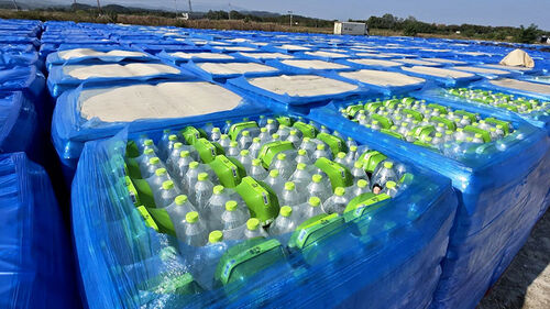 전국서 기부했는데…100만 병 주차장에 덩그러니