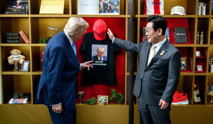 백악관, 한미정상 '트럼프 머그샷 셔츠' 보는 사진 SNS에