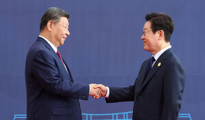 이 대통령, APEC 정상회의장에서 시진핑 주석 첫 대면